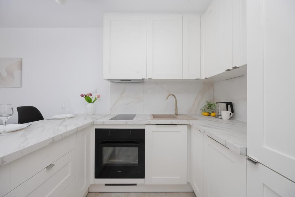 Coffee/tea facilities, Kitchen or kitchenette, stove