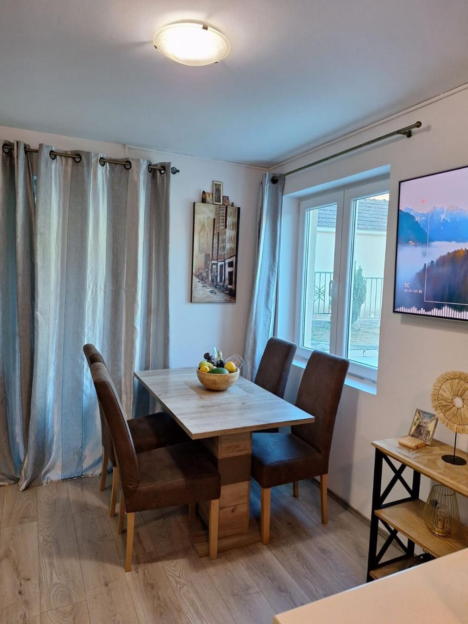 TV and multimedia, Seating area, Dining area