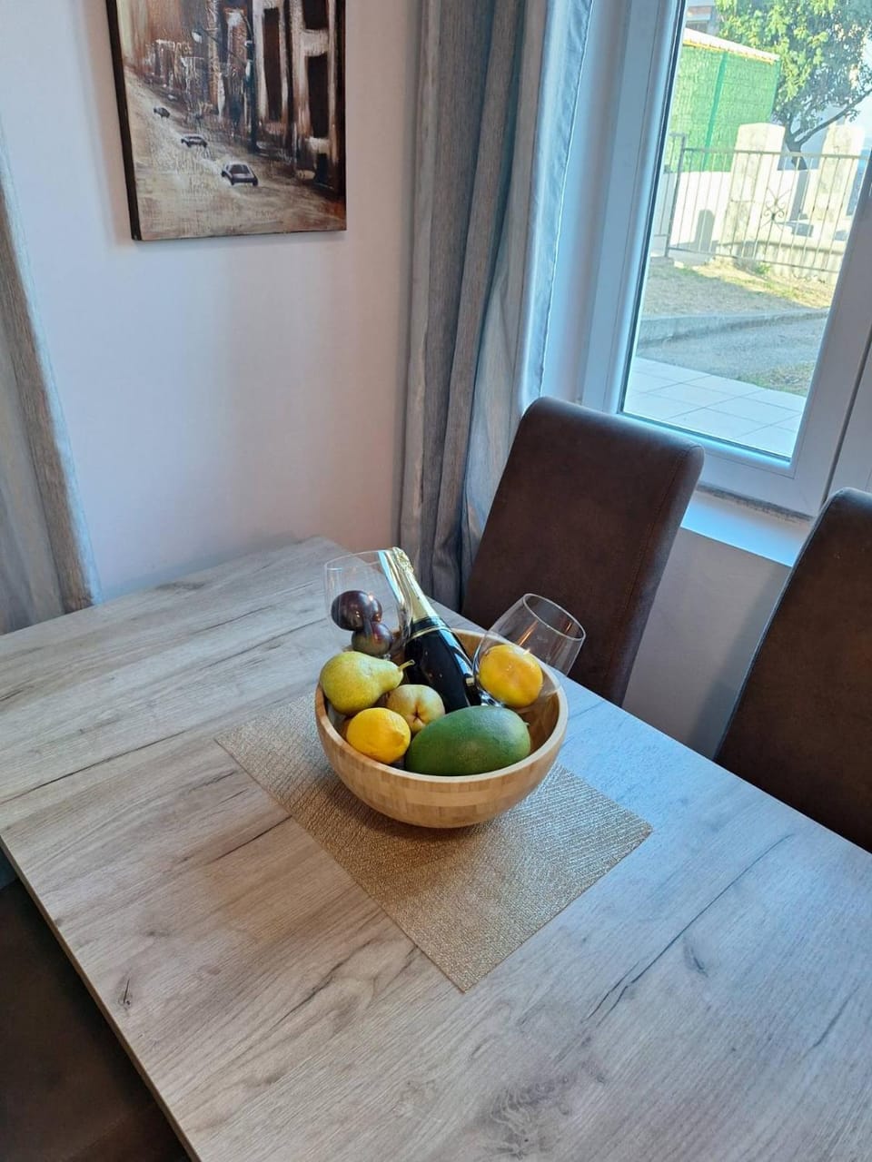 Food and drinks, Seating area, Dining area, Food