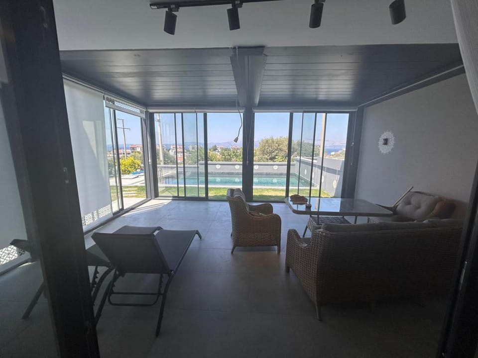 Patio, View (from property/room), Balcony/Terrace, Living room, Lounge or bar, Seating area, Pool view, Swimming pool, sunbed