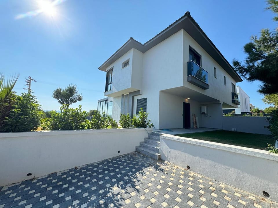 Property building, Facade/entrance, Day, Garden, Garden view