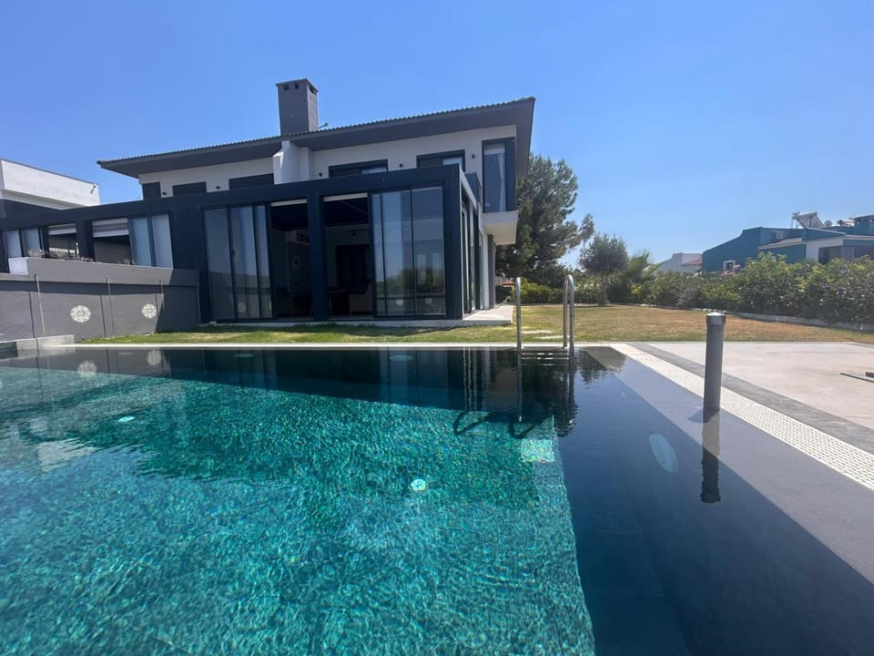 Property building, Day, Natural landscape, Garden, Balcony/Terrace, Garden view, Pool view, Swimming pool