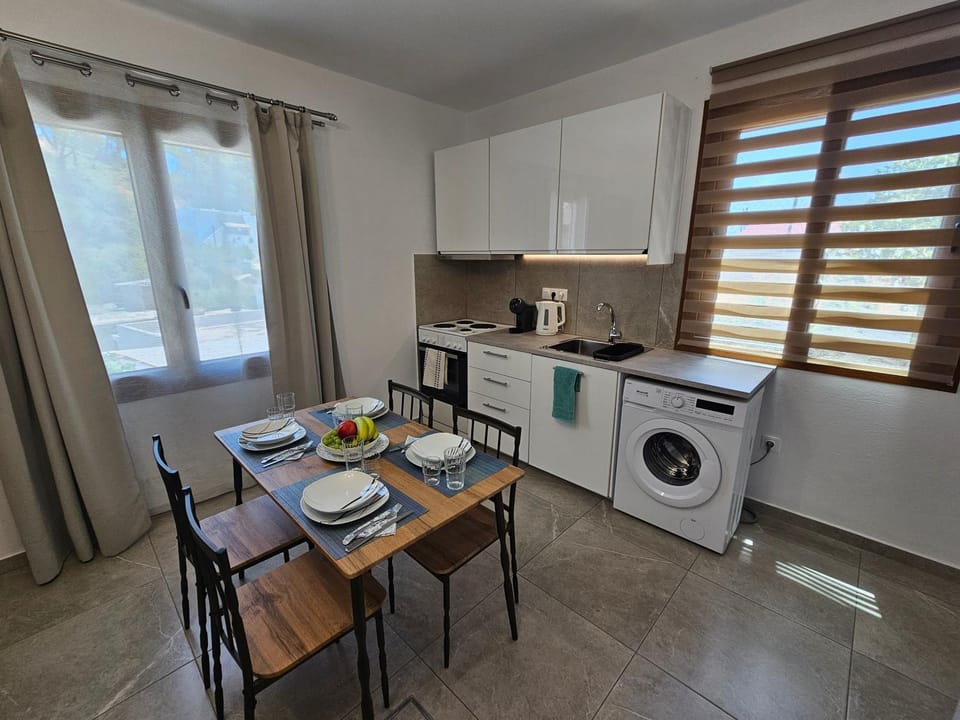 Kitchen or kitchenette, Dining area, washing machine