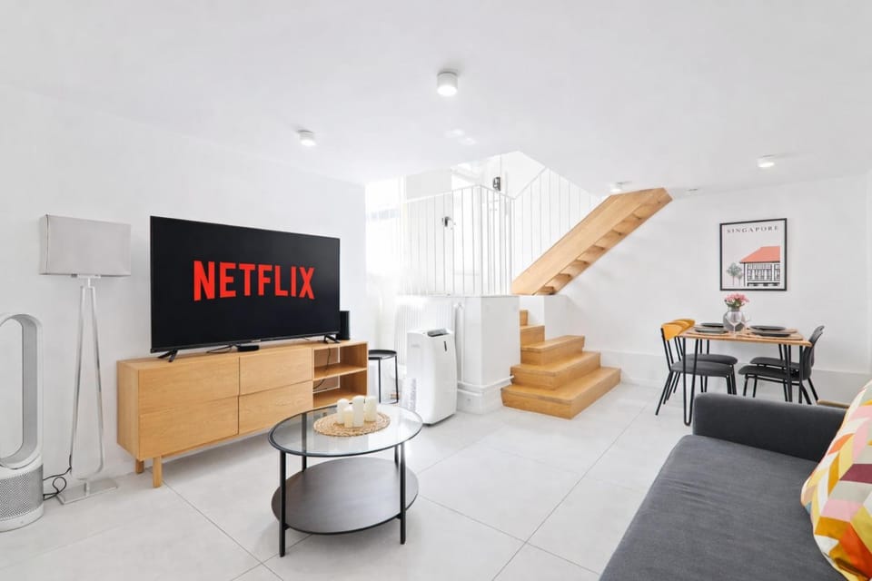 Bed, Living room, Seating area
