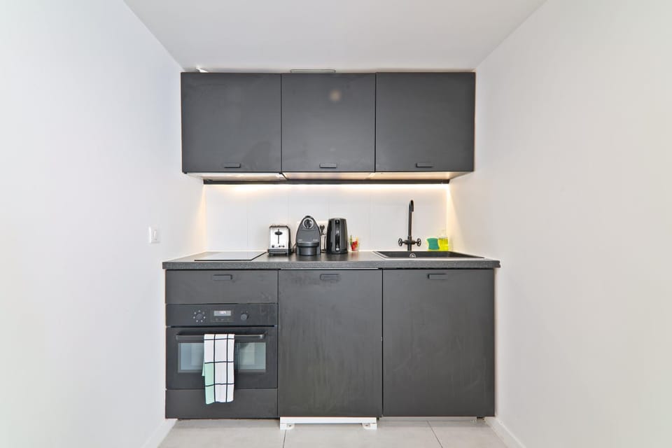 Coffee/tea facilities, Kitchen or kitchenette, oven, stove, toaster