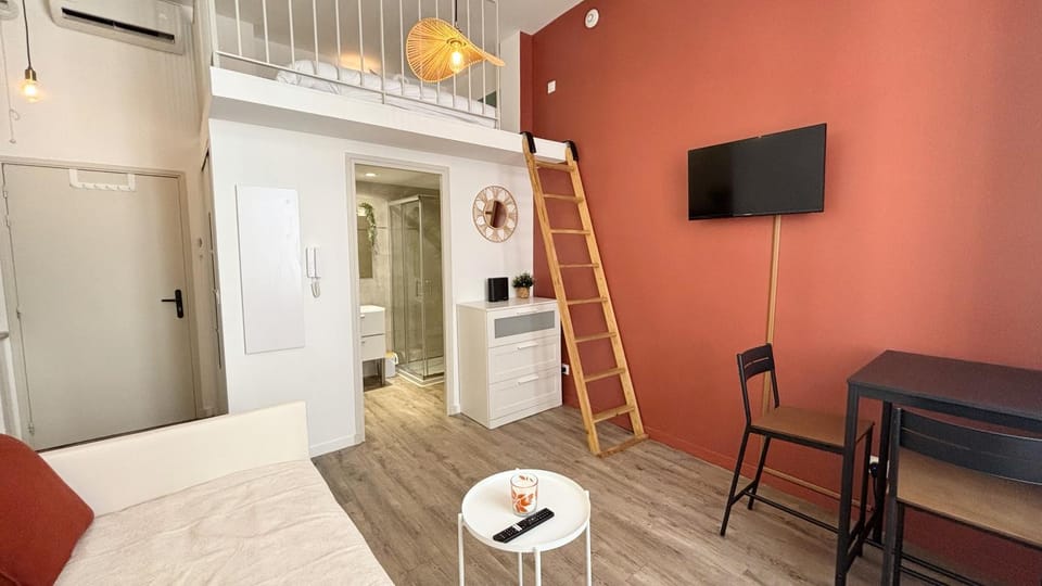 Bed, TV and multimedia, Living room, Photo of the whole room, Seating area, Dining area, Bedroom