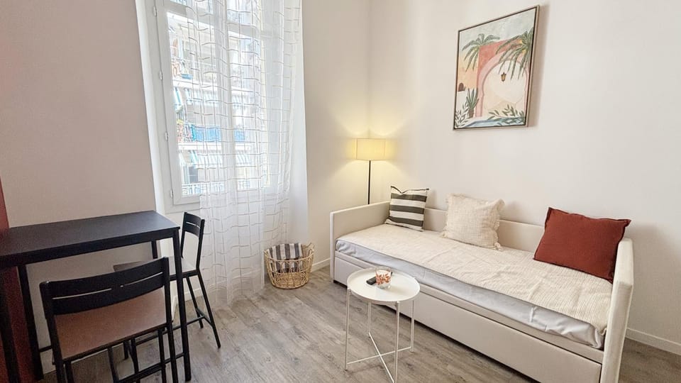Bed, Living room, Photo of the whole room, Seating area, Bedroom
