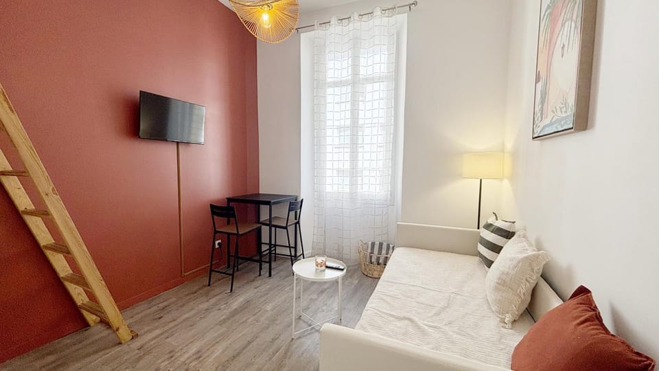 Bed, TV and multimedia, Living room, Photo of the whole room, Seating area