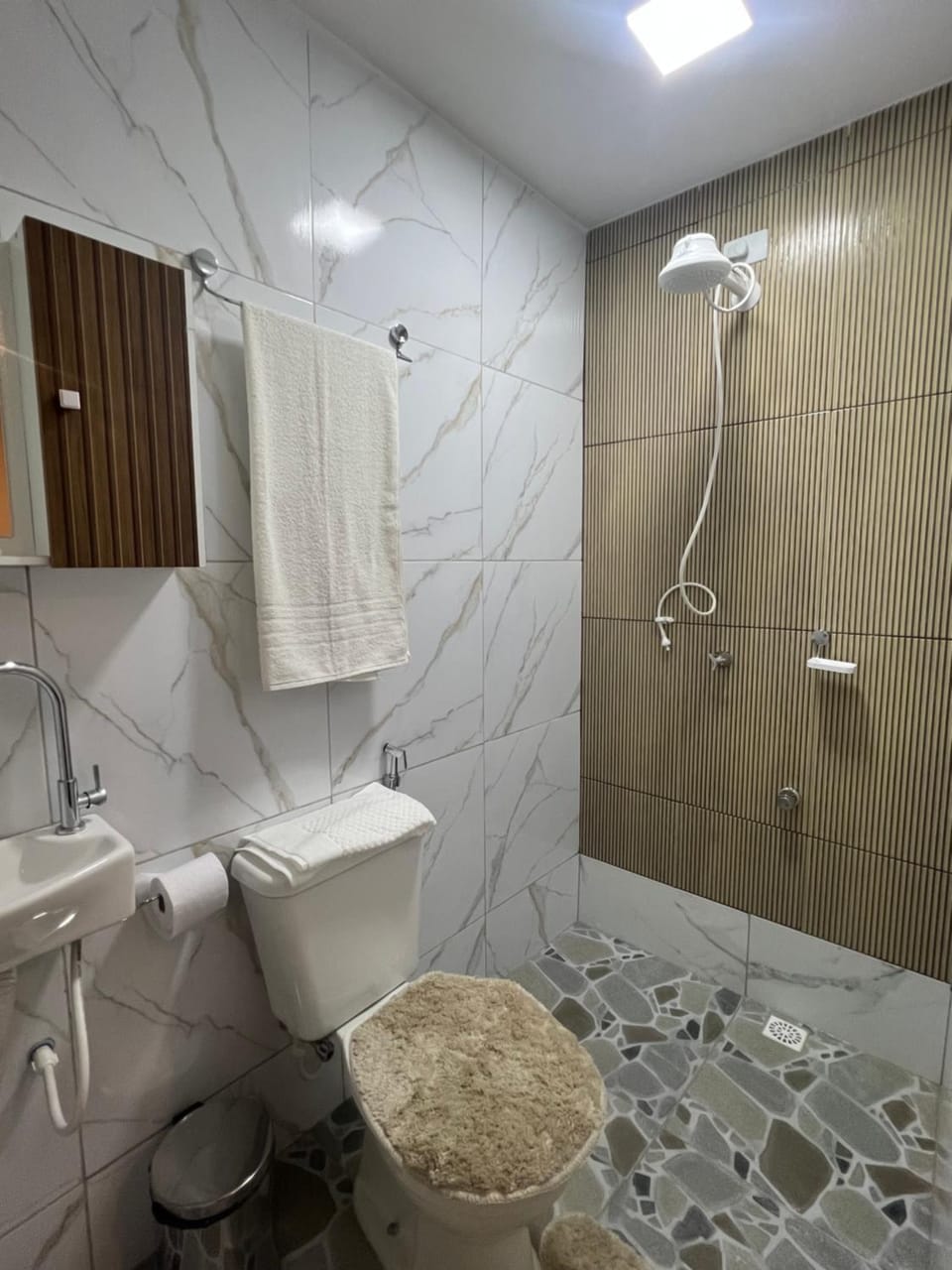 Shower, Toilet, Bathroom, towels