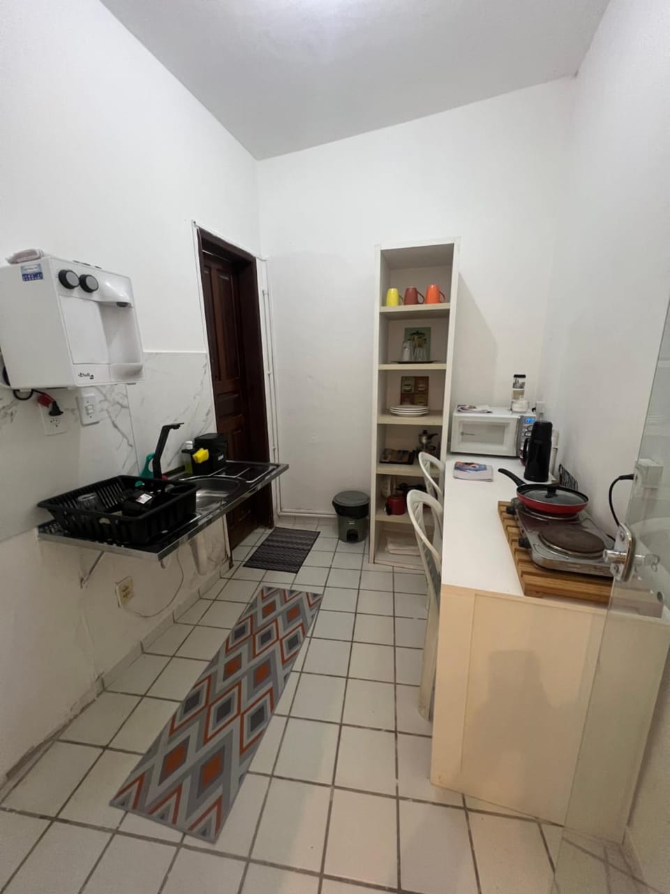 Kitchen or kitchenette, Communal kitchen, microwave, stove, kitchen