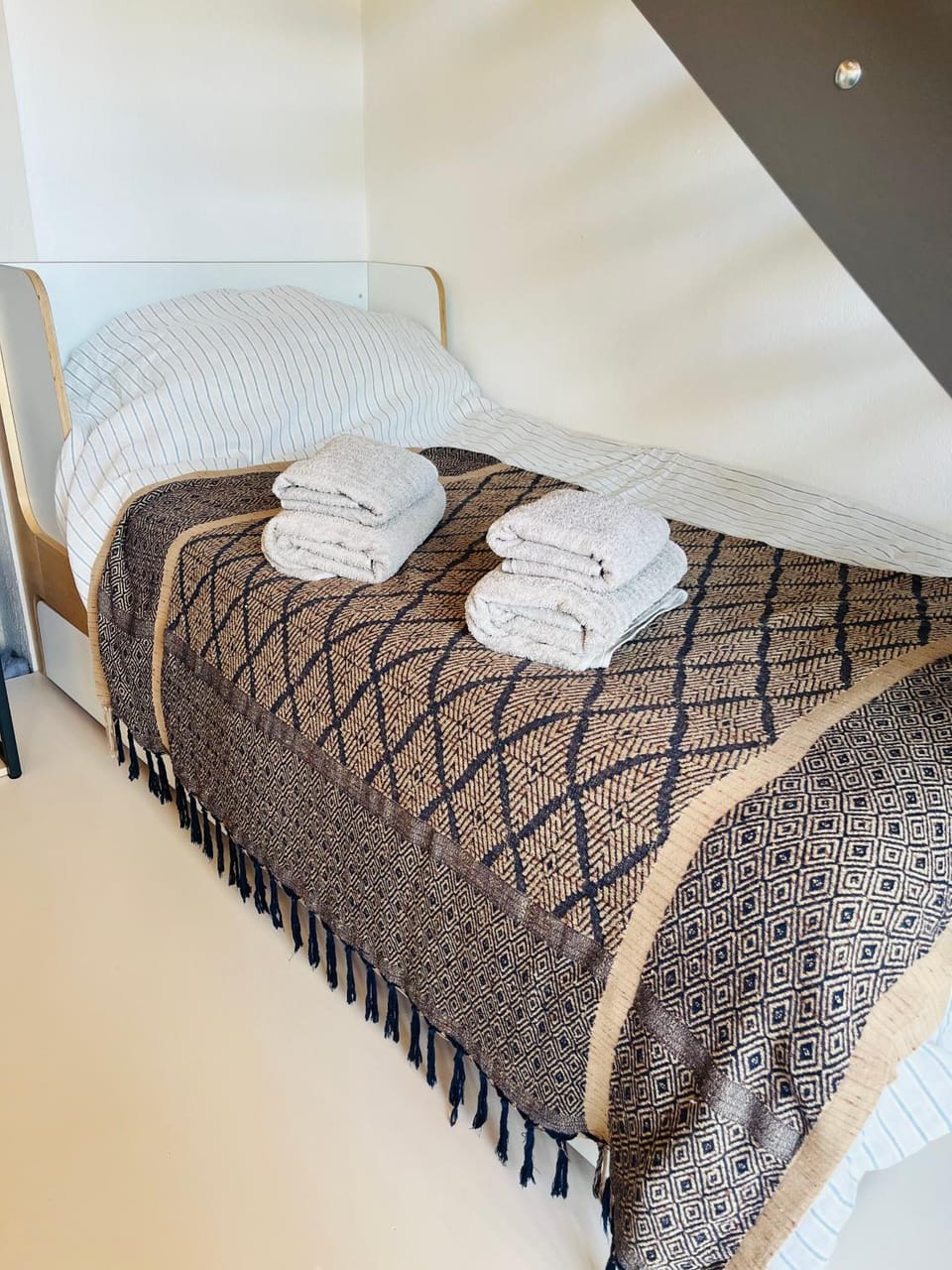 Bed, towels