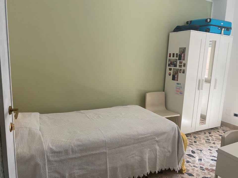 Photo of the whole room, Bedroom, oven
