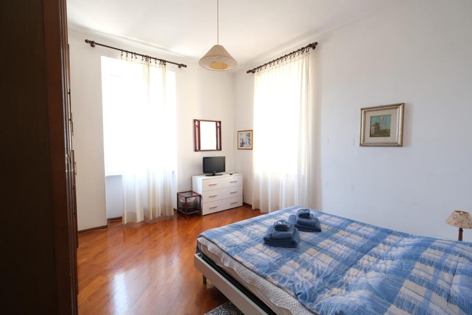 Bed, TV and multimedia, Photo of the whole room, Bedroom, towels