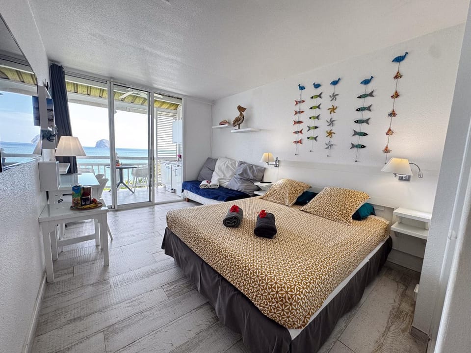 Bed, Living room