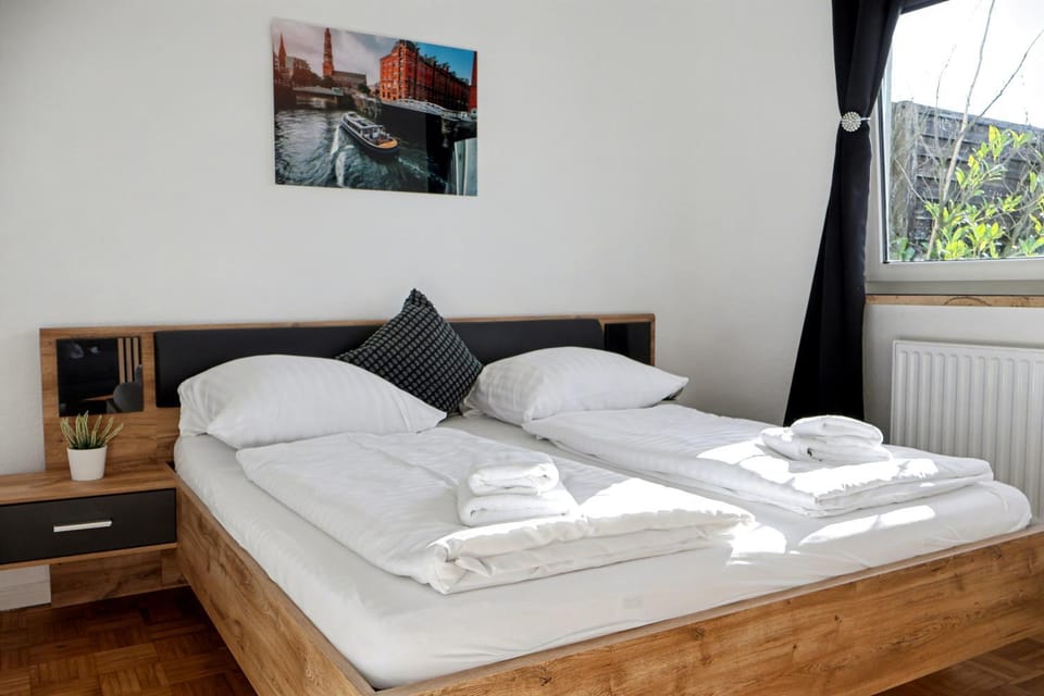 Bed, Photo of the whole room, Bedroom, towels, towels