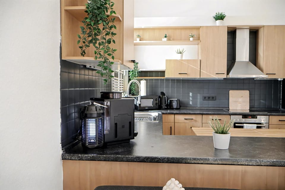 Coffee/tea facilities, Kitchen or kitchenette, dishwasher, microwave, minibar, oven, stove, toaster