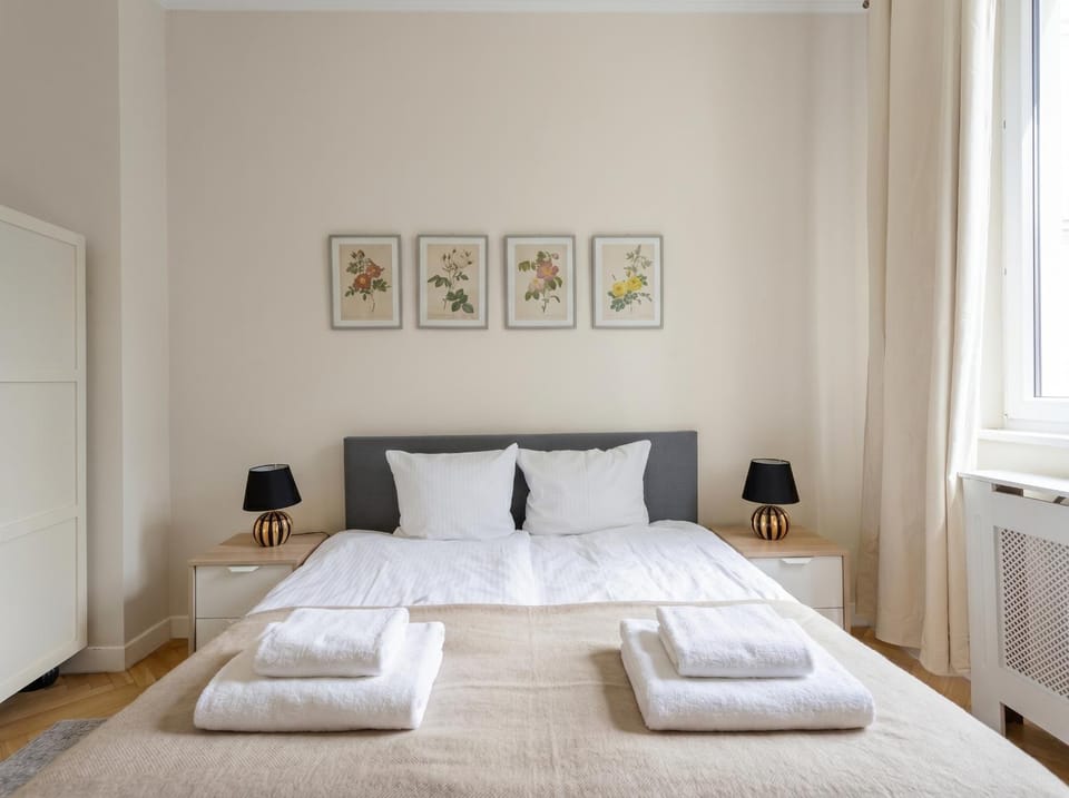 Bed, Photo of the whole room, Bedroom, towels