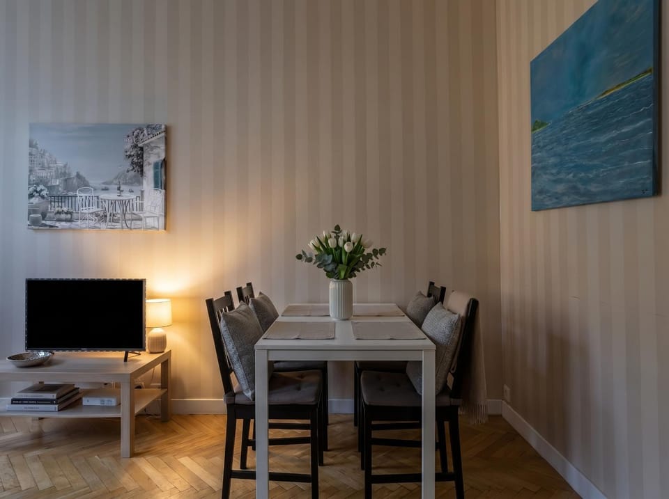 TV and multimedia, Living room, Seating area, Dining area