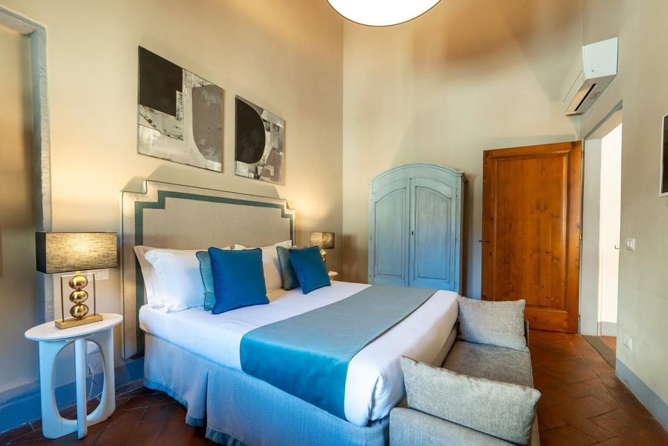 Bed, TV and multimedia, Photo of the whole room, Bedroom, heating, wardrobe, air conditioner