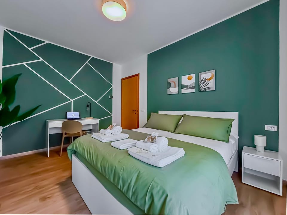 Bed, Photo of the whole room, Bedroom, towels