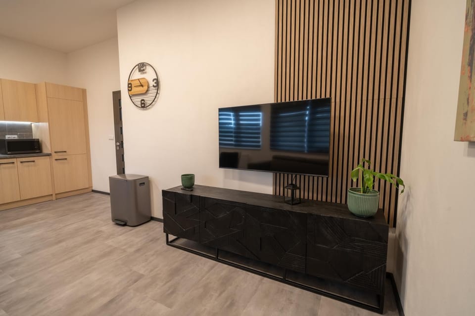 TV and multimedia, Kitchen or kitchenette, Living room, Seating area