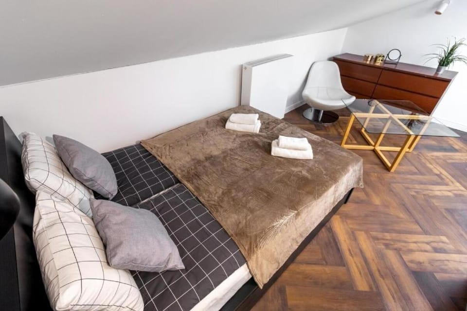 Bed, Living room, Photo of the whole room, Seating area, Bedroom, towels