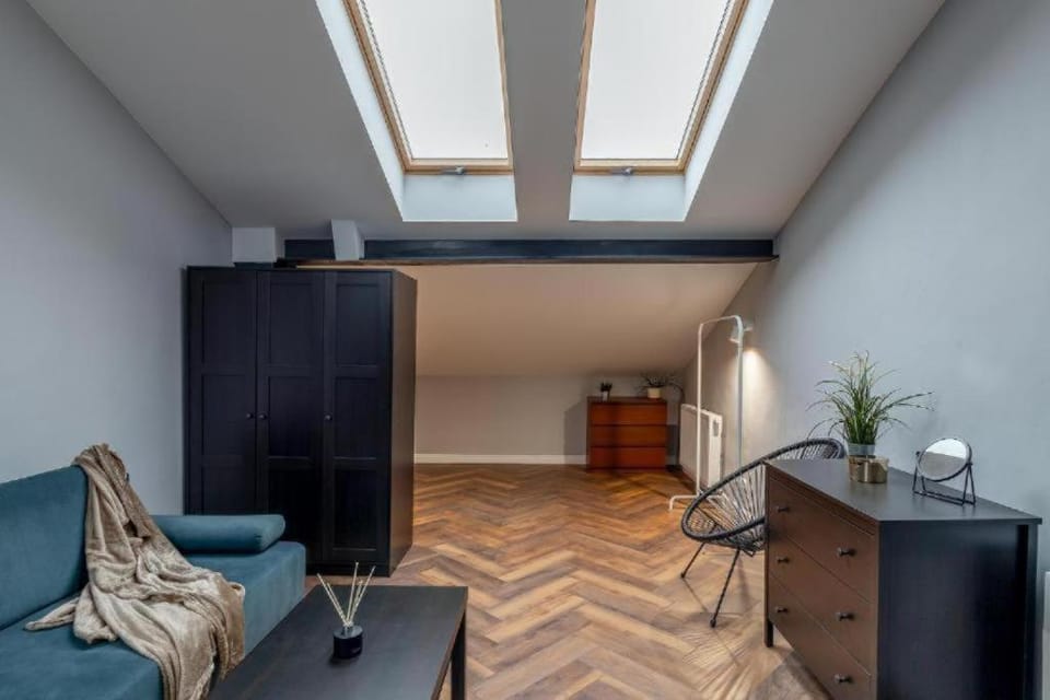 Bed, TV and multimedia, Living room, Photo of the whole room, Seating area, Bedroom, wardrobe