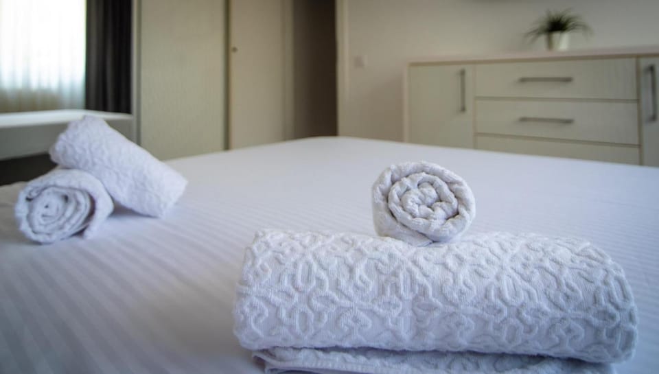 Bed, Bedroom, towels