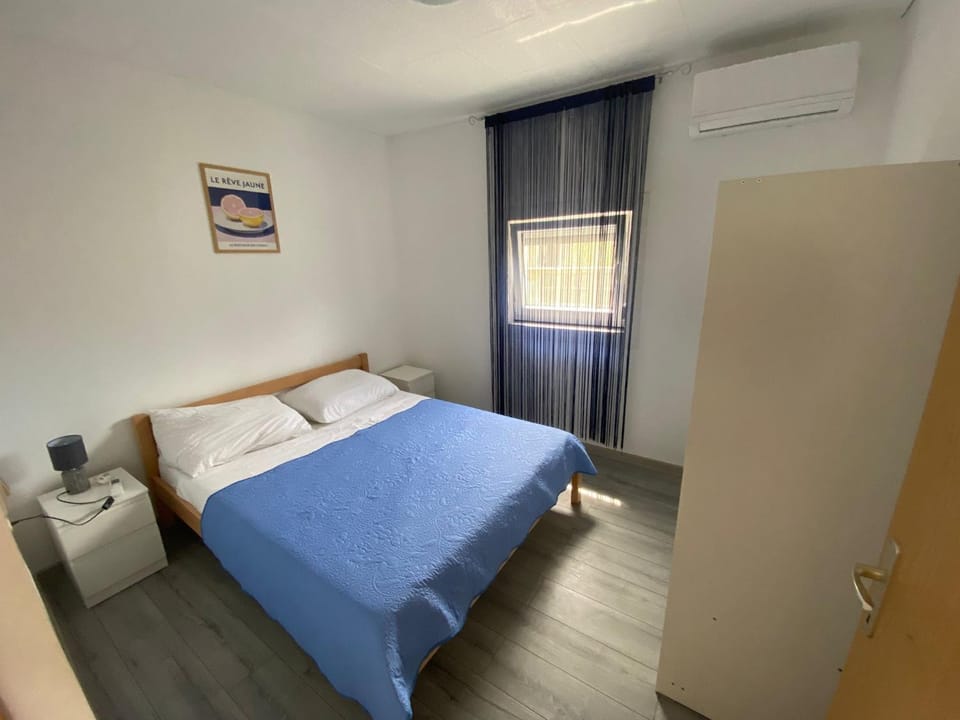 Bed, Bedroom, wardrobe, air conditioner