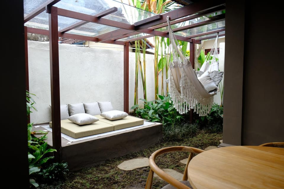 Day, Seating area