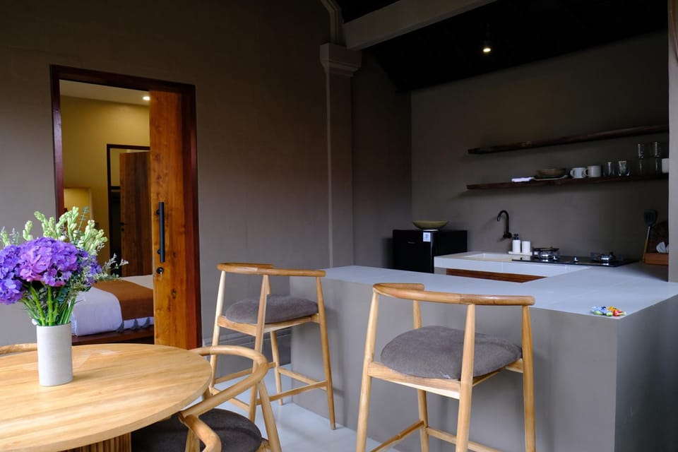 Kitchen or kitchenette, Living room, Seating area, Dining area