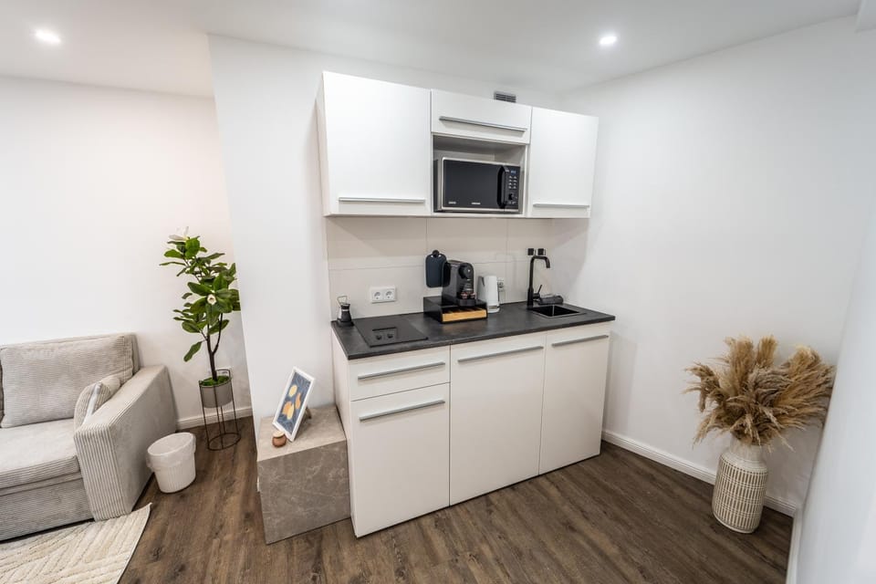 Coffee/tea facilities, Kitchen or kitchenette, stove
