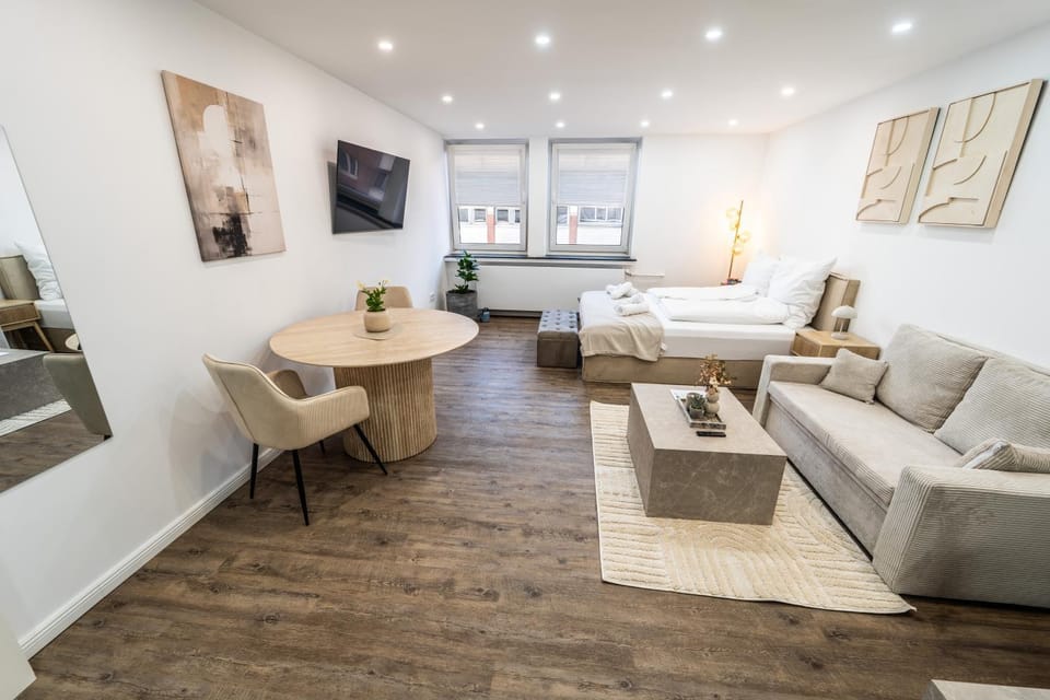 Bed, TV and multimedia, Living room, Photo of the whole room, Seating area, Bedroom