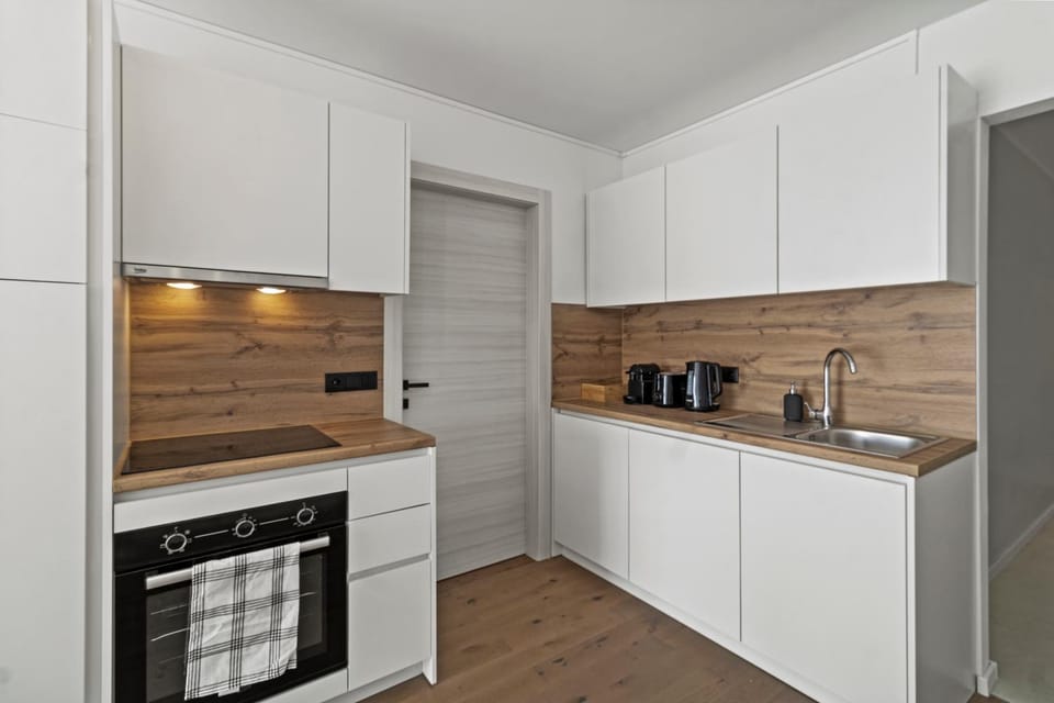 Coffee/tea facilities, Kitchen or kitchenette, dishwasher, oven, stove, toaster