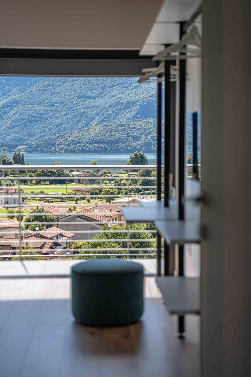 View (from property/room), Balcony/Terrace, Lake view, Mountain view