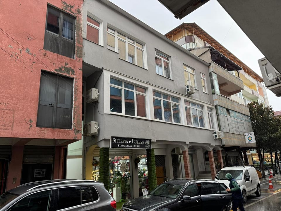 Property building, Day, Neighbourhood, Landmark view, Street view, Location, Parking