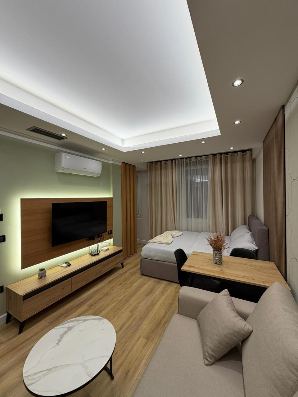 Bed, TV and multimedia, Living room, Photo of the whole room, Seating area, air conditioner