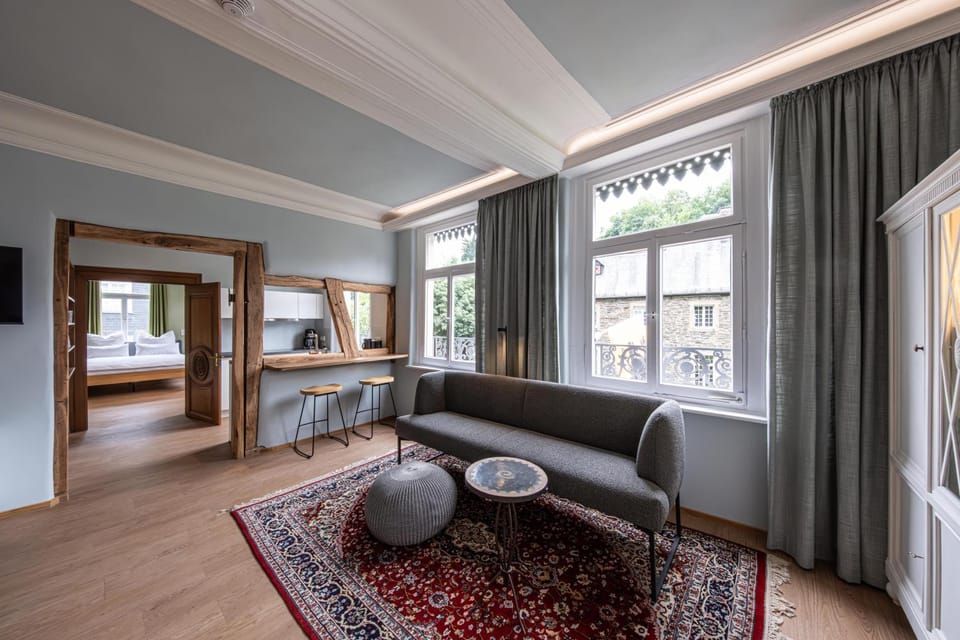 Bed, Living room, Photo of the whole room, Seating area