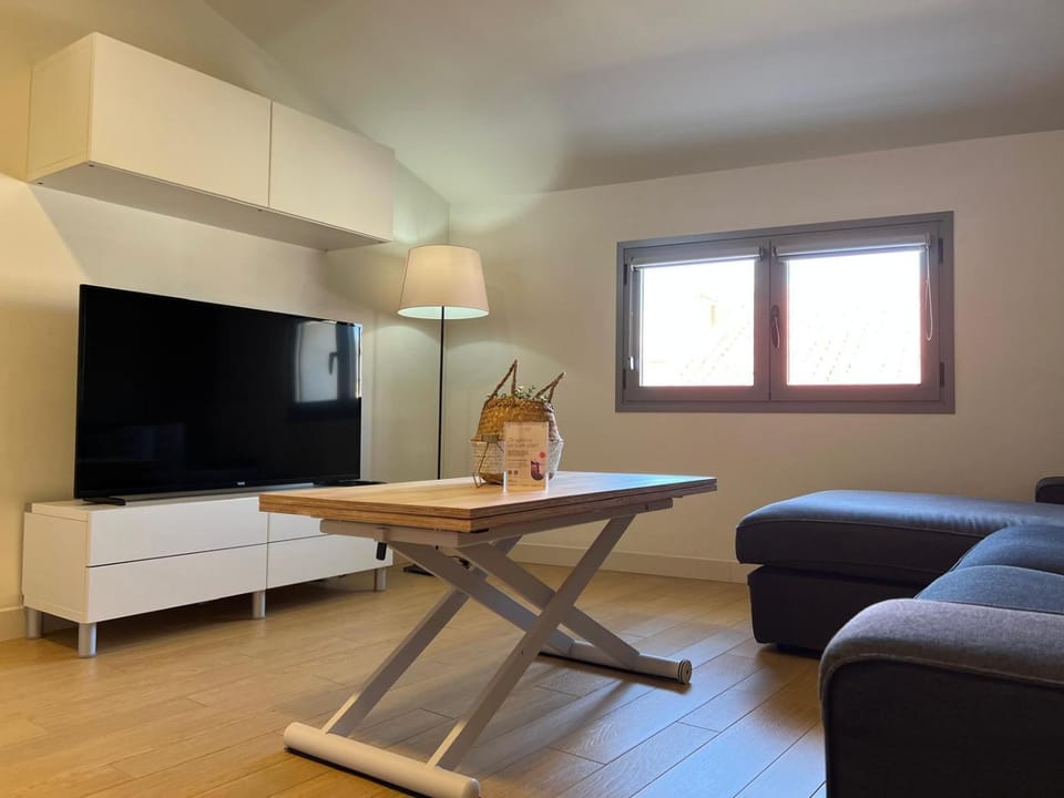 Communal lounge/ TV room, TV and multimedia, Living room, Seating area, Evening entertainment