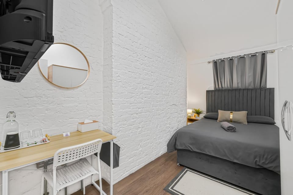 TV and multimedia, Photo of the whole room, Bedroom, hair dresser, air conditioner, air conditioner