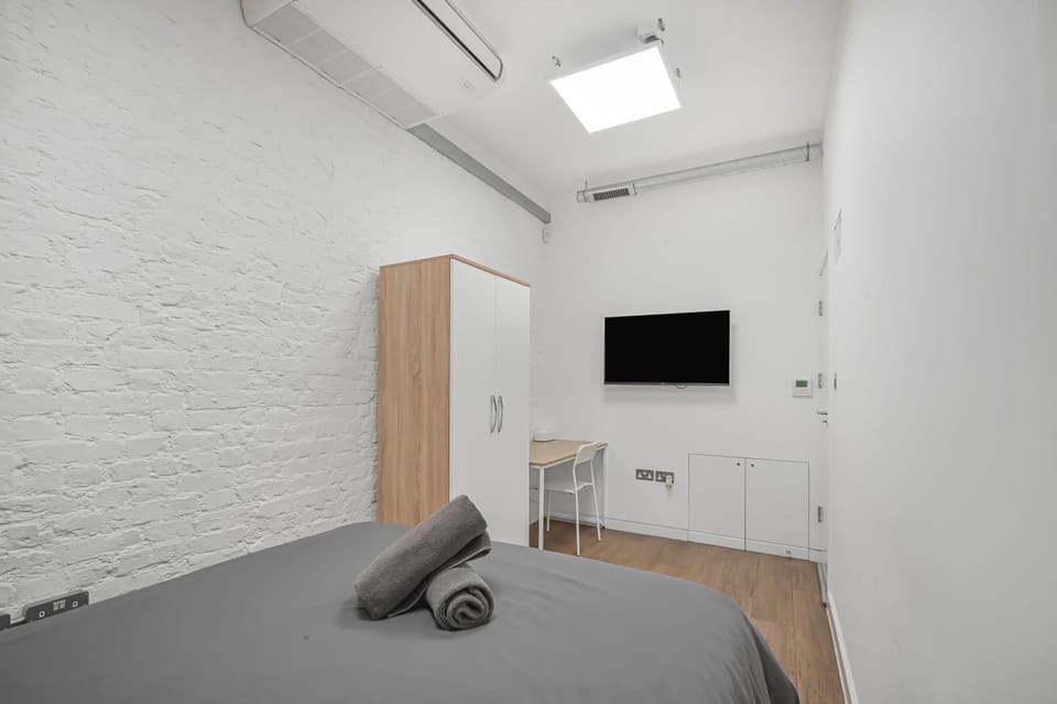 Bed, TV and multimedia, Photo of the whole room, Bedroom, wardrobe