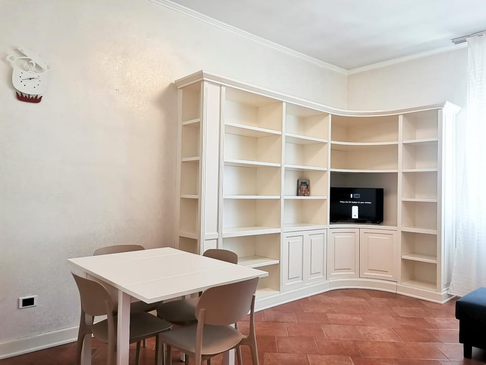 TV and multimedia, Living room, Seating area, Dining area