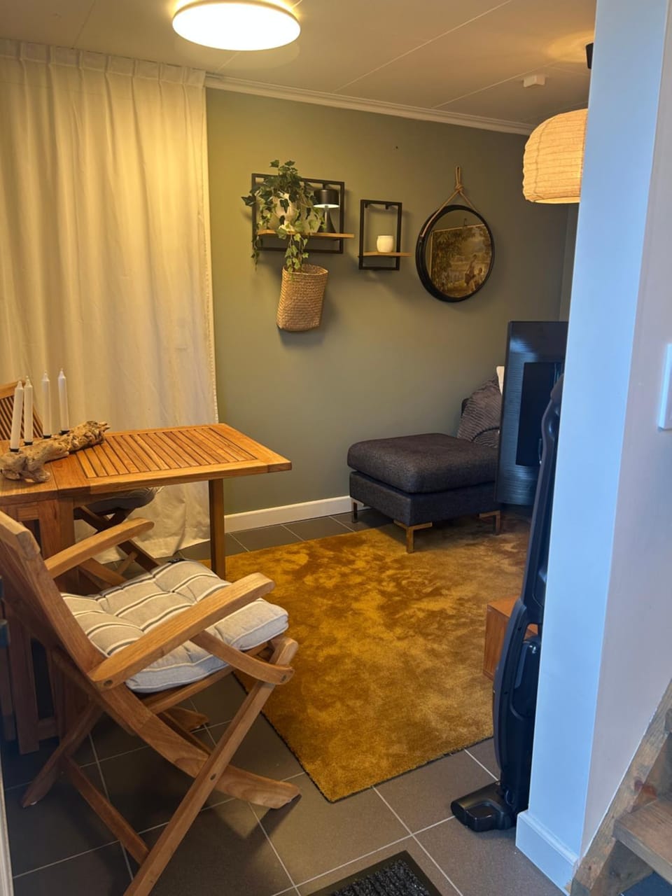 TV and multimedia, Seating area, Dining area