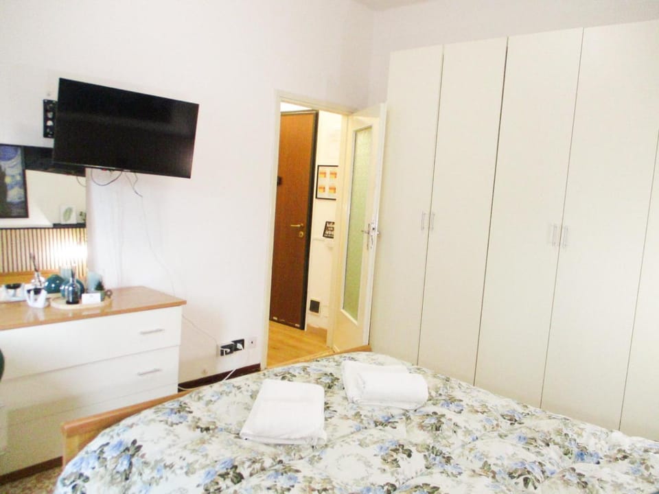 Bed, TV and multimedia, Photo of the whole room, wardrobe