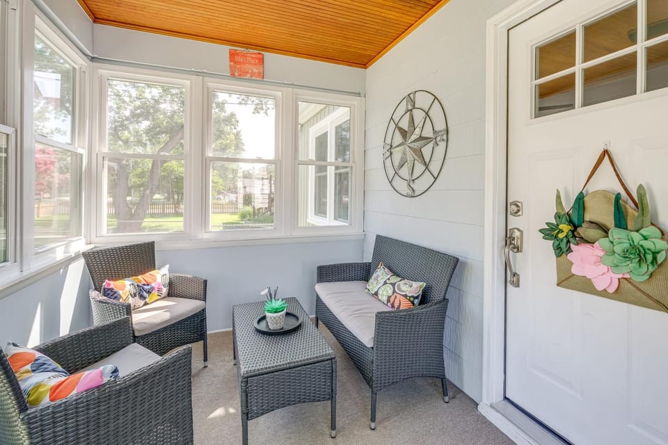 < 1 Mi to Colonial Beach: Coastal Gem w/ 2 Porches House in Colonial Beach