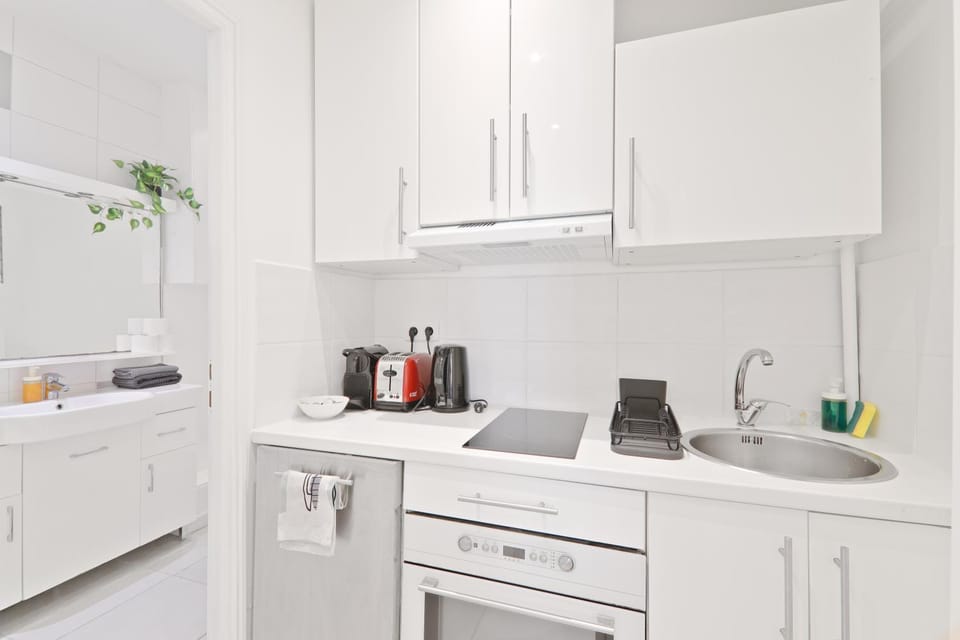 Coffee/tea facilities, Kitchen or kitchenette, stove