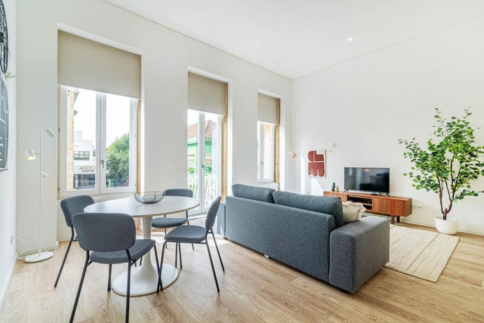 TV and multimedia, Living room, Seating area, Dining area