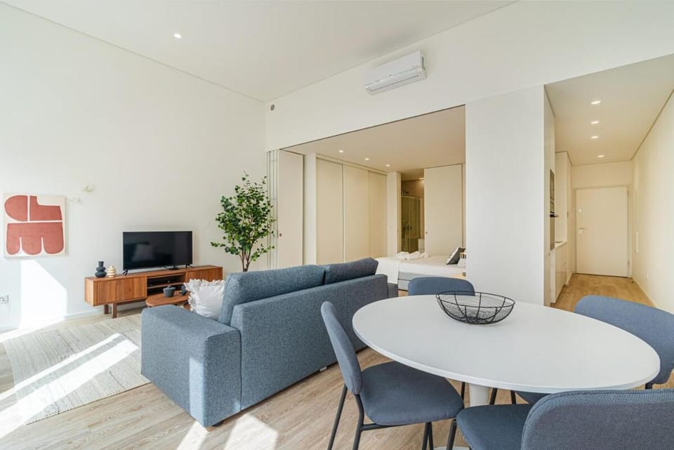 TV and multimedia, Living room, Seating area, Dining area