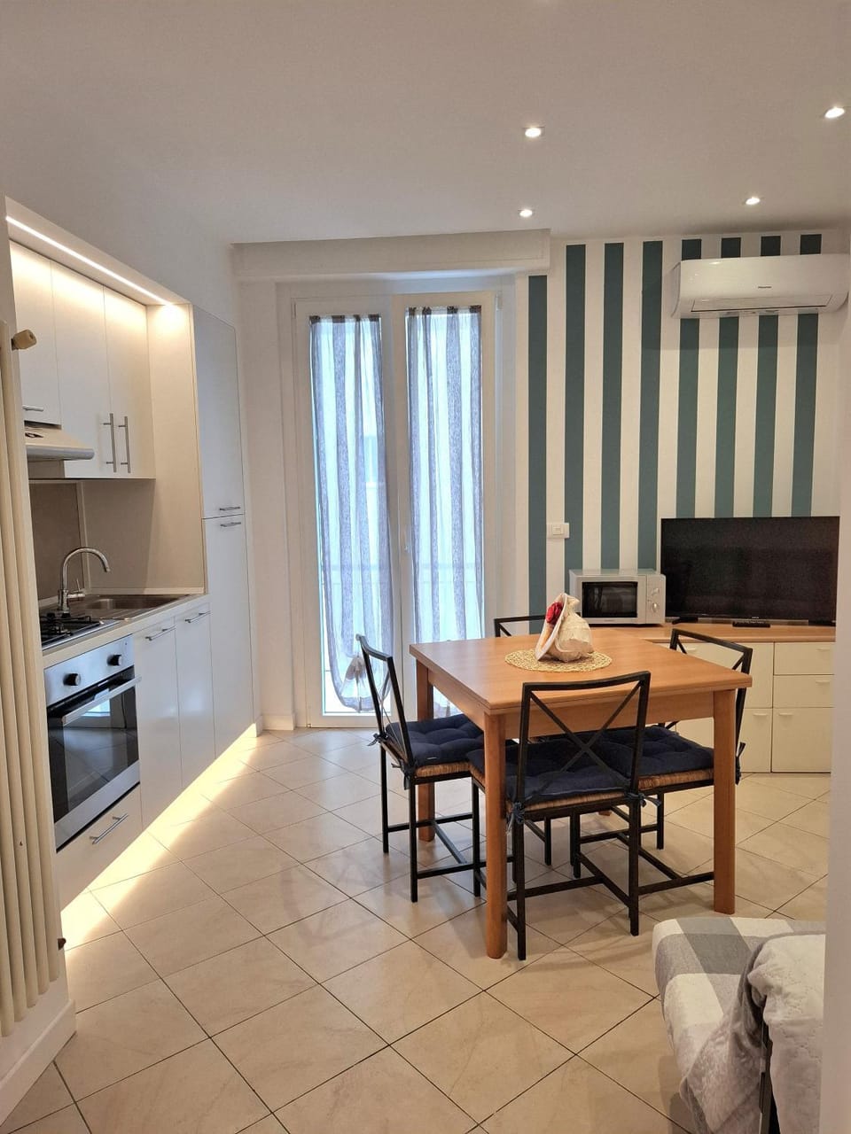 Living room, Dining area, stove