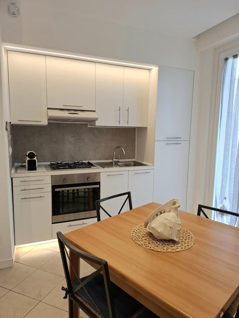 Kitchen or kitchenette, Dining area, oven, stove